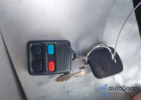 2000 Ford Crown Victoria z USA, uszkodzony, nr VIN 2FAFP73W3YX207399